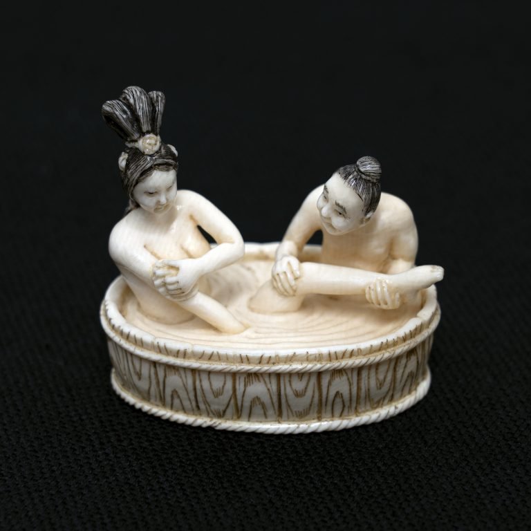 Netsuke érotique en ivoire de mammouth, le couple dans la baignoire