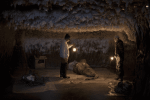 Monsieur Pak dans la grotte avec le mammouth Yuka