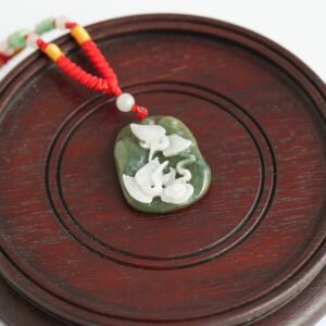 Collier tressé à pendentif en jade néphrite bicolore - Les Cigognes célestes – Image 2