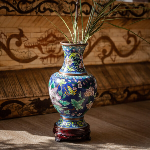 Vase avec fleurs en cloisonné (sur socle)