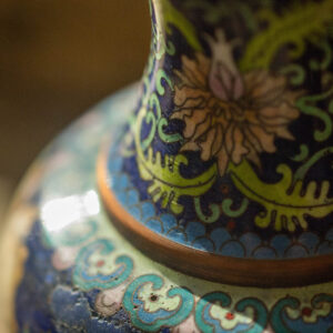 Vase avec fleurs en cloisonné (sur socle)