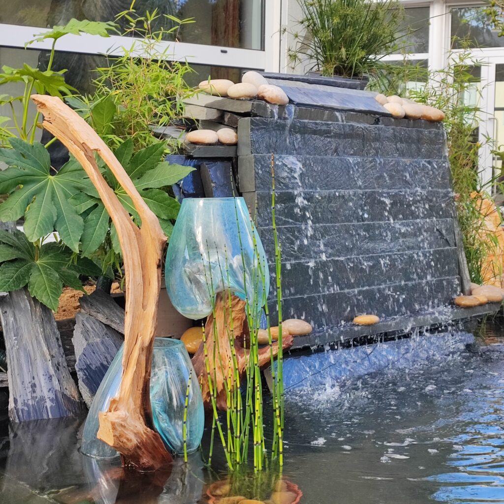 eau bassin fontaine couler feuilles poisson