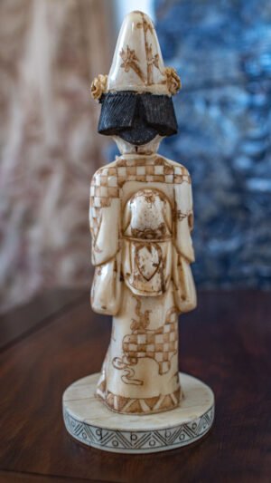 Sculpture en os - La jeune musicienne - tambour