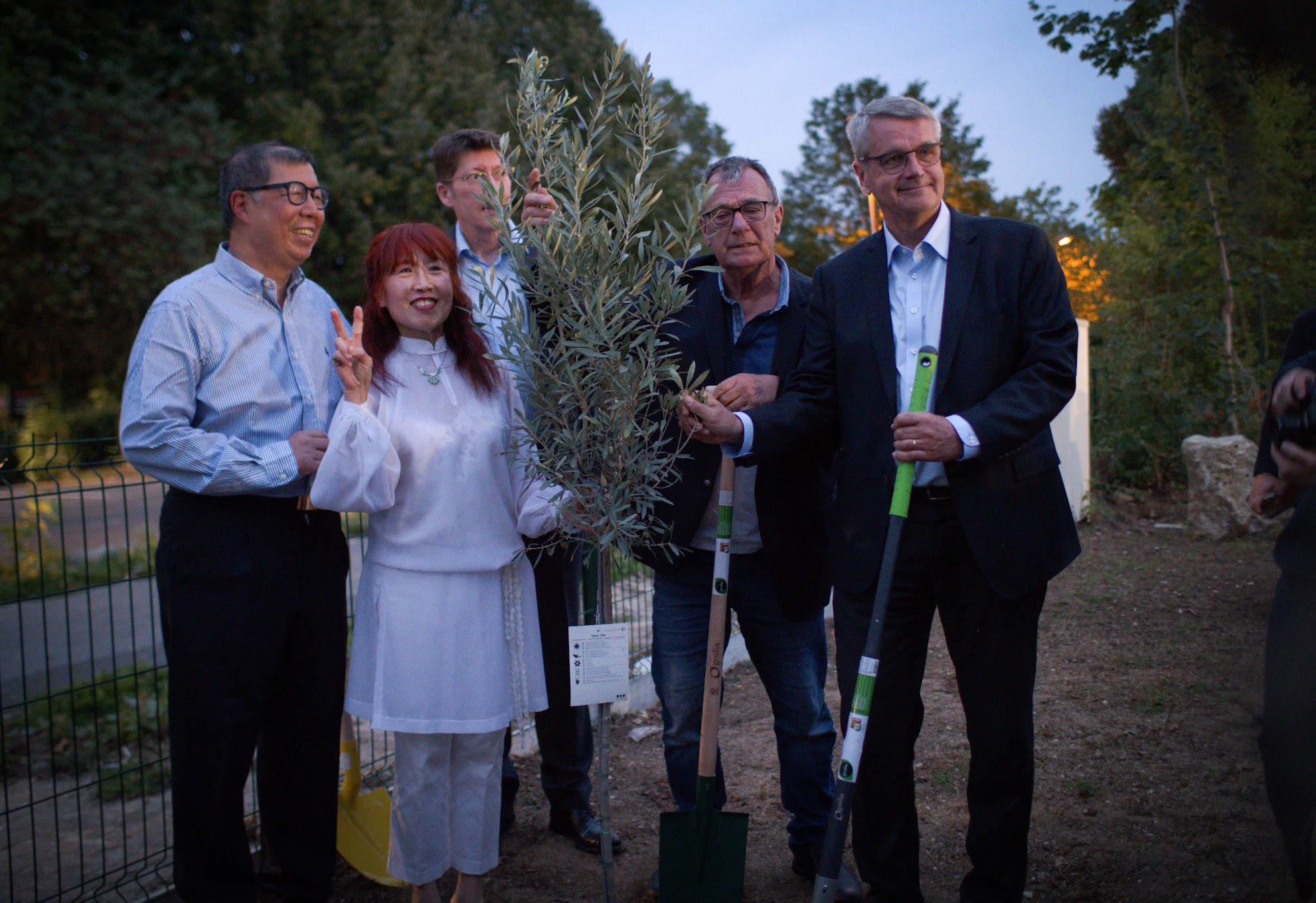 Les invités du CCI plante un olivier