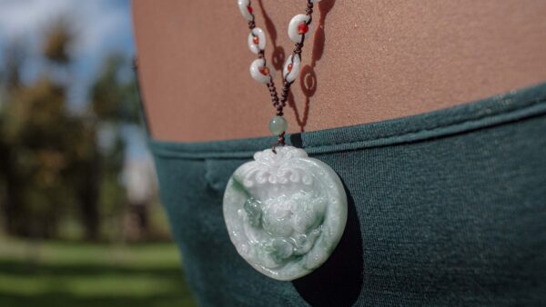 Collier tressé à pendentif en jade de Birmanie - Les canards de fidelité