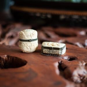 Lot de deux boîtes à bijoux ornées de dragons gravés