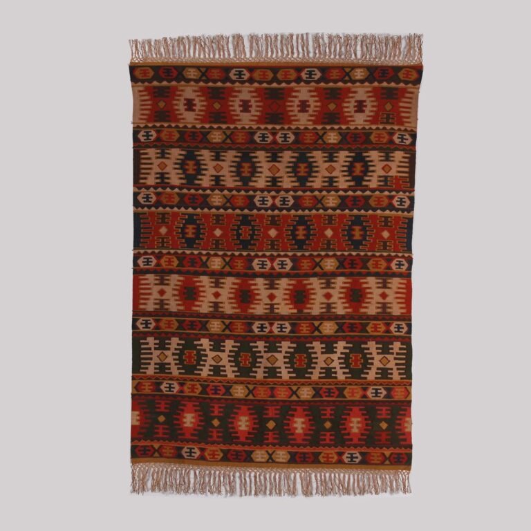 Hand-knotted pure silk rug Dimensions: 2.72 x 3.84 ft Hand-knotted pure silk rug Dimensions: 2.72 x 3.84 ft