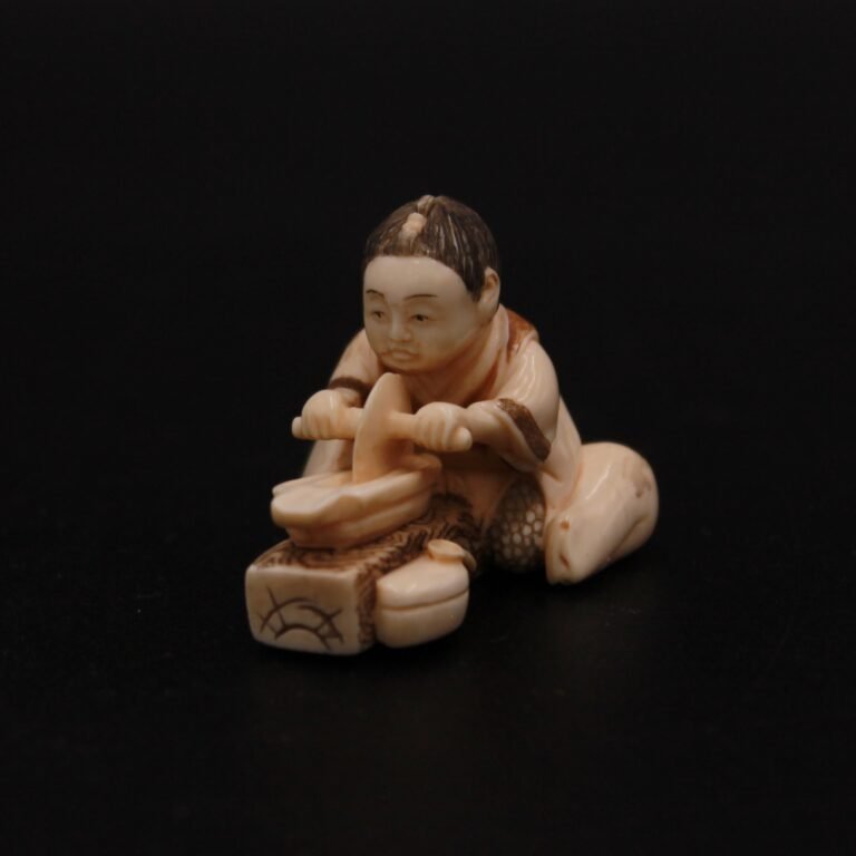 Netsuke en ivoire de mammouth, Apprenti menuisier