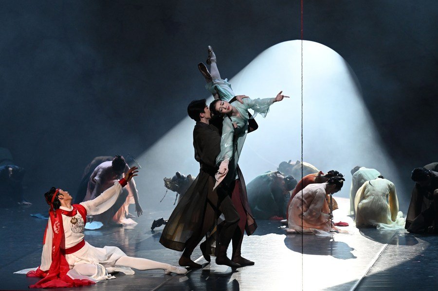 Two Adolescent Tragedies: Shakespeare and Cao Xueqin