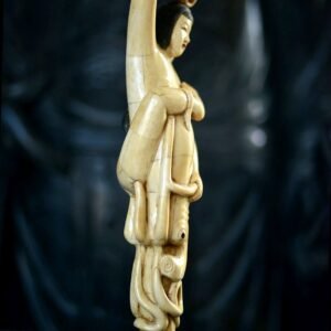 Histoire marine. La pieuvre aux mille tentacules et la jeune femme 