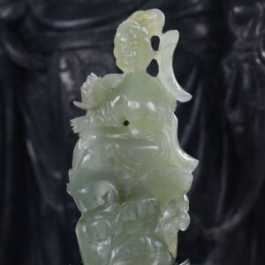 Femme spirituelle avec fleur de lotus en serpentine.