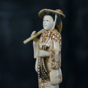 Métiers 1 : Jolie cultivatrice japonaise en kimono d’apparat.