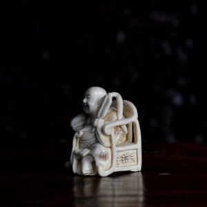 Netsuke : Budai dans un fauteuil