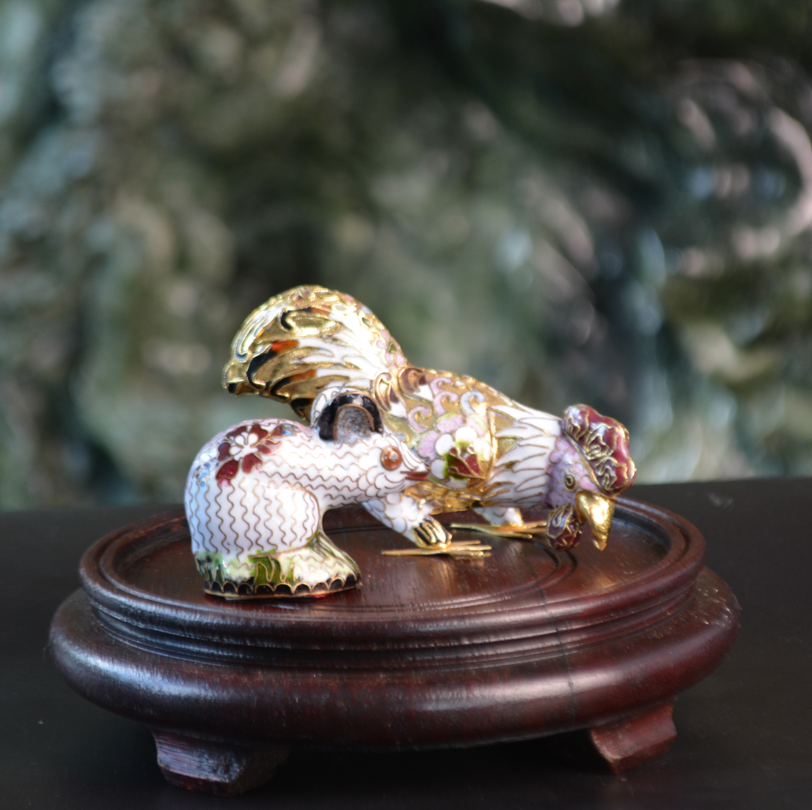 Entente improbable du Coq et de la souris - Cloisonné blanc véritable